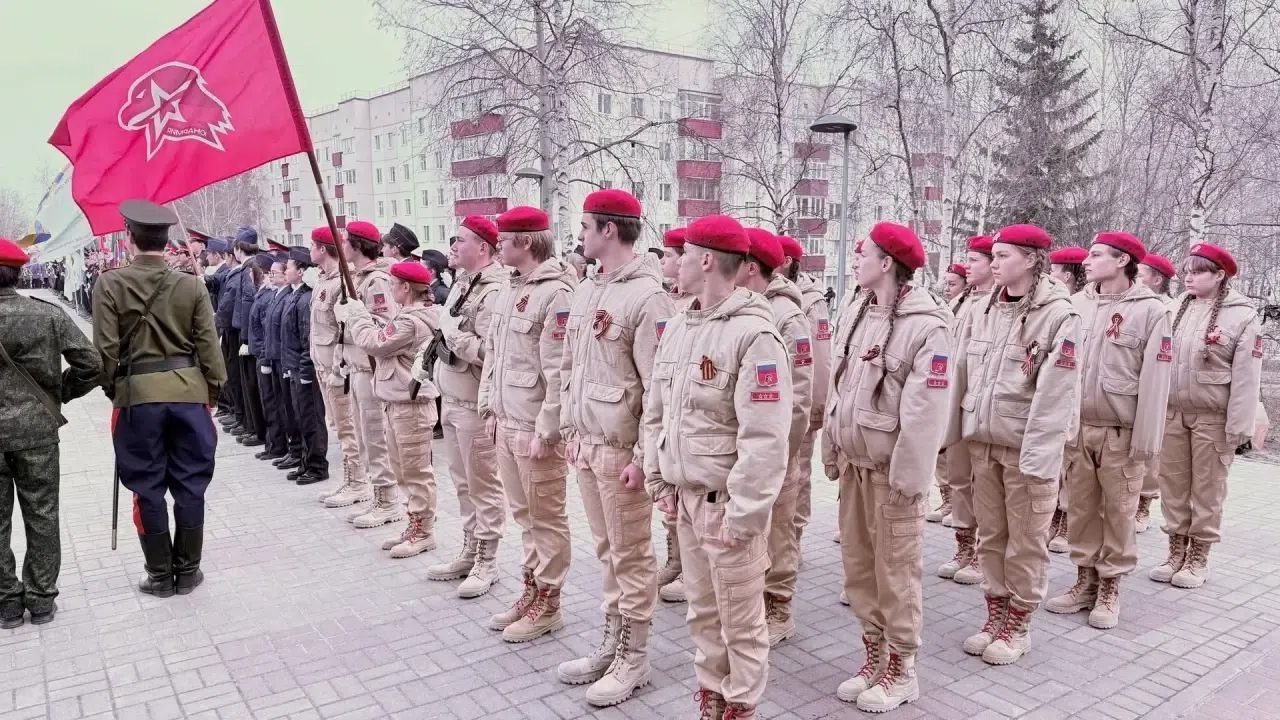 Юнармейский отряд «Рекорд» на Вахте Памяти: строй со знаменем у мемориала
