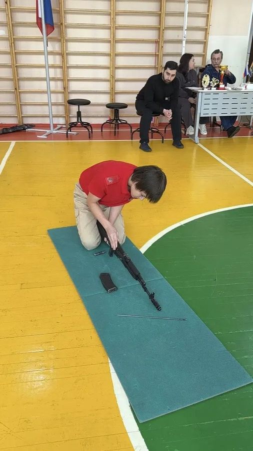 Юнармеец сдаёт норматив по сборке автомата Калашникова
