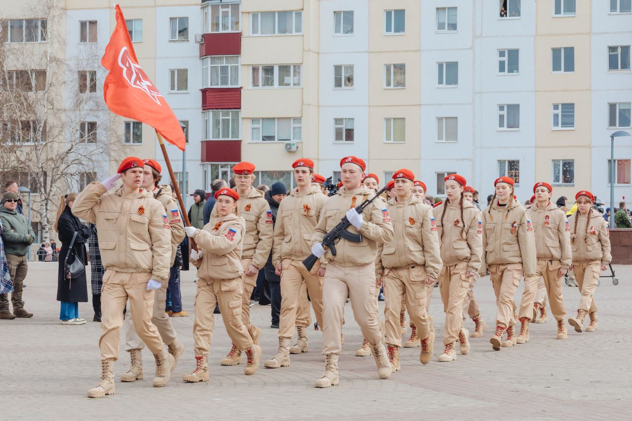 Знамённая группа отряда на параде
