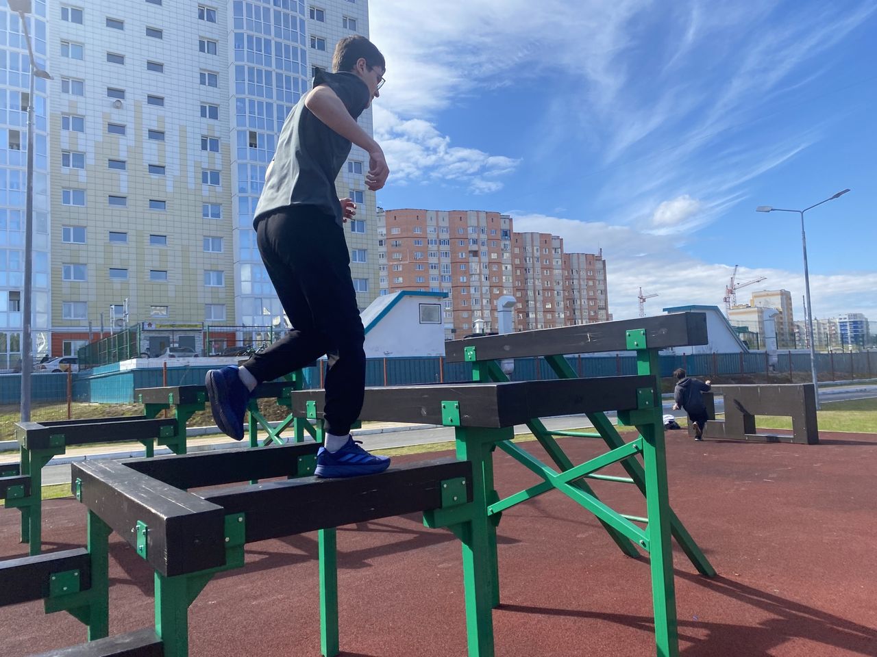 Прохождение полосы препятствий на школьном стадионе