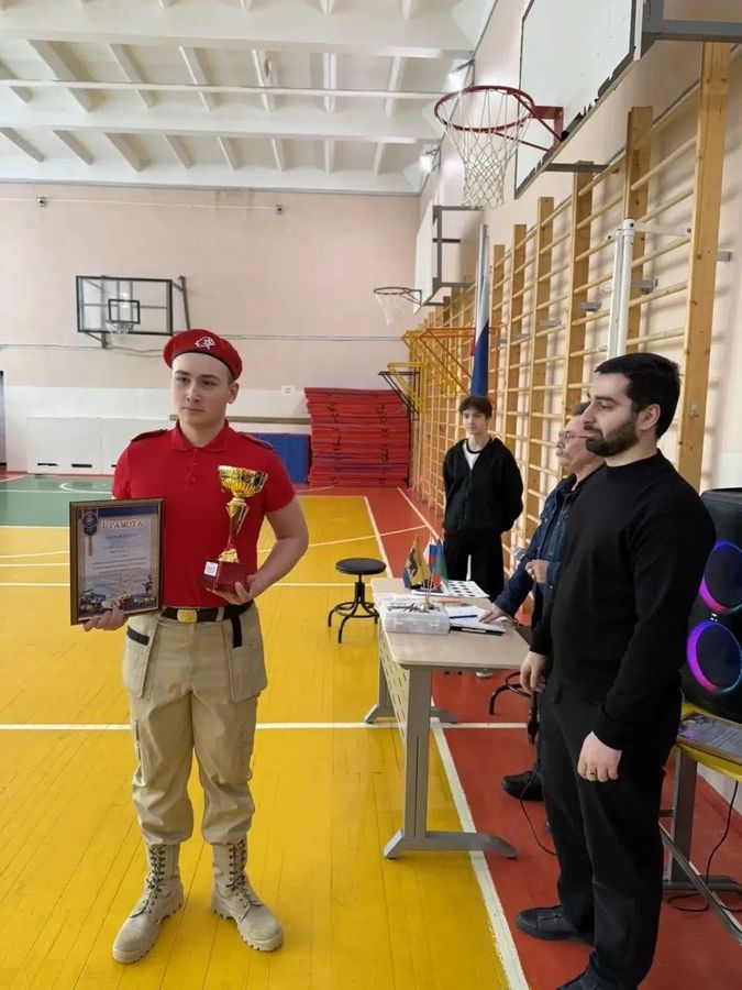 Юнармеец с кубком и дипломом после соревнований